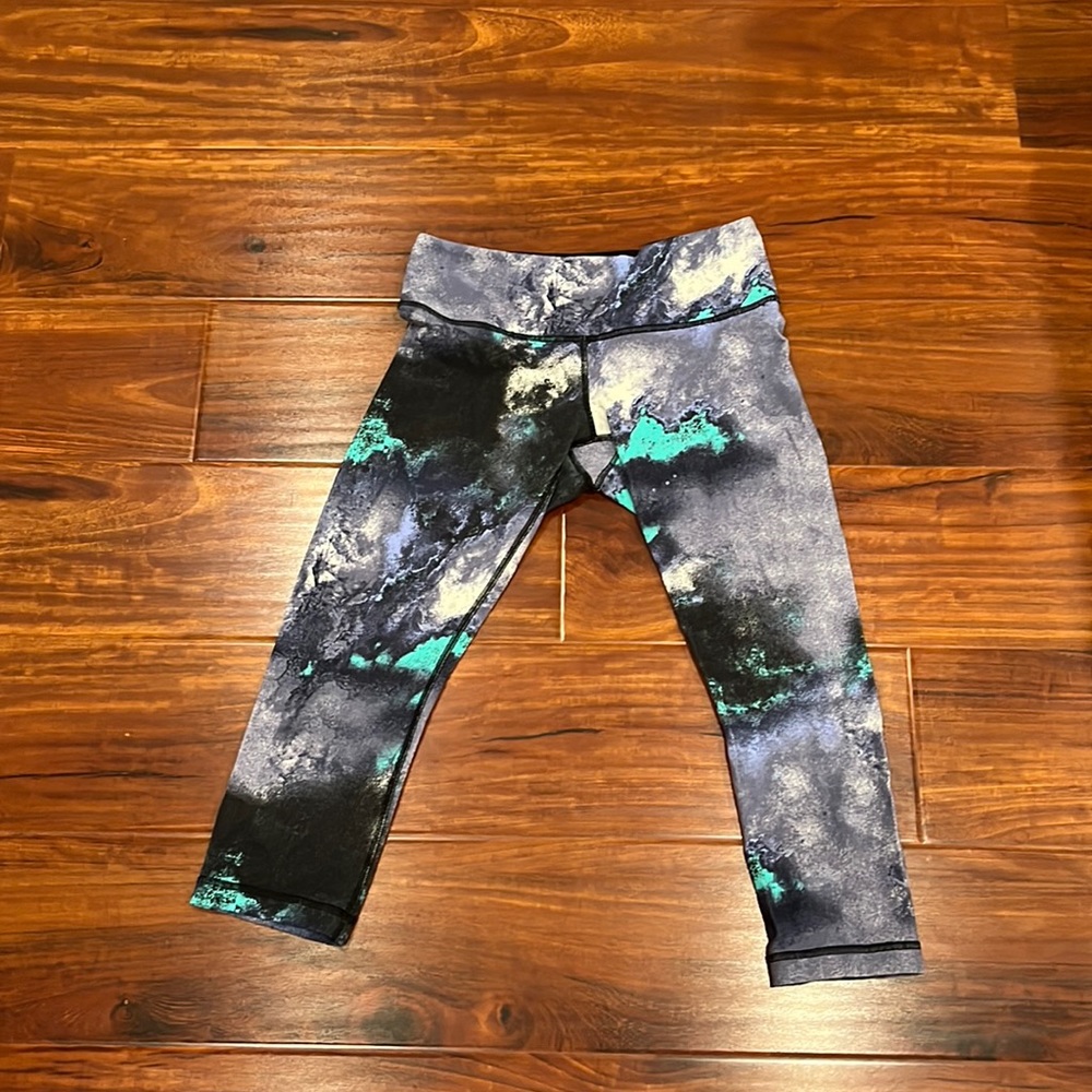 Lululemon cropped leggings. Size 6.